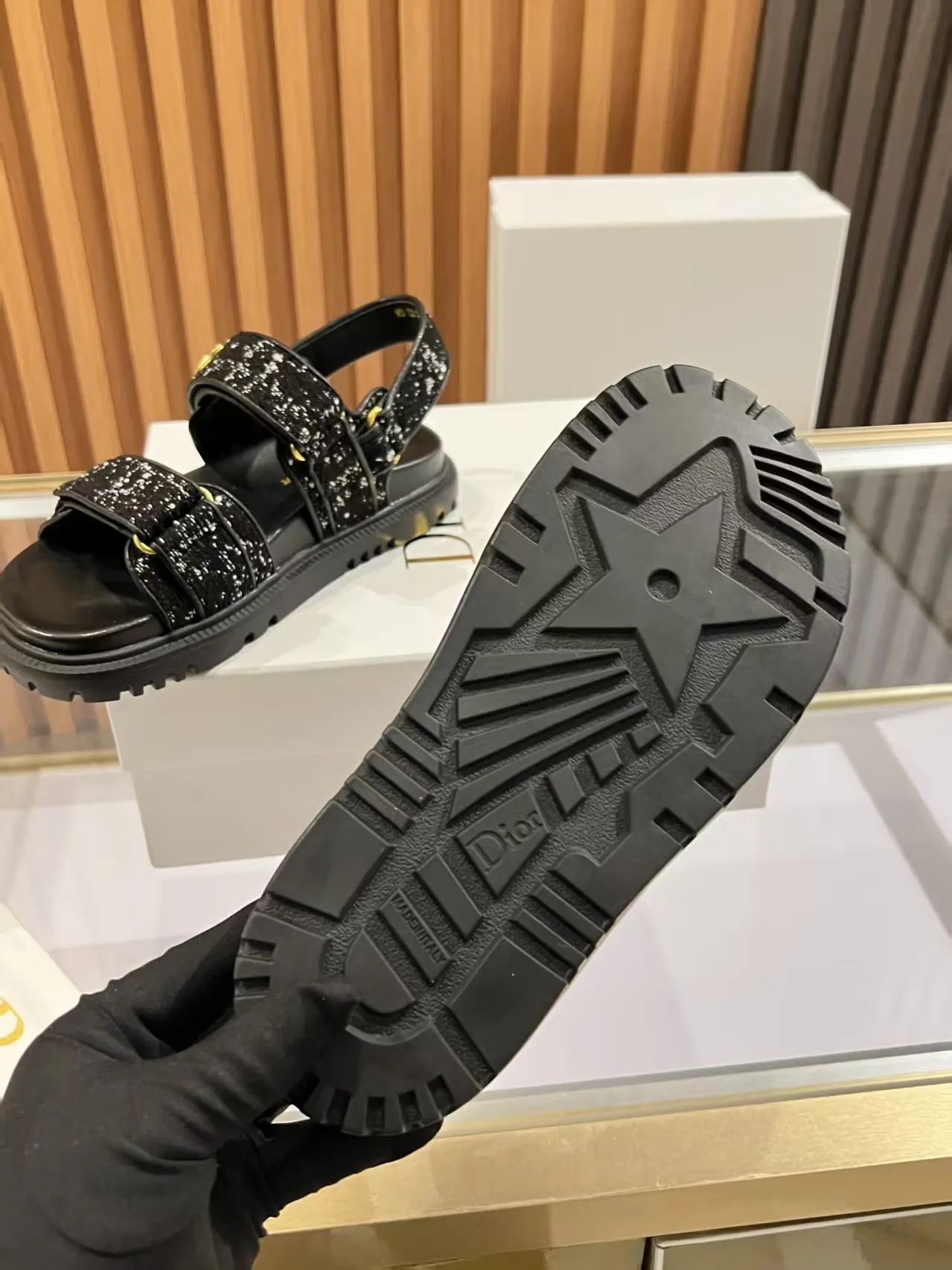 👟👟Ex-factory price 480👟👟 Dior classic popular sandals Step into the fashion territory of Dior slippers and encounter the ultimate fusion of elegance and comfort. The upper is engraved with the Christian Dior Paris logo using exquisite embroidery technology. The delicate stitching tells the brand's profound heritage and is fully recognizable.   Made of high-quality materials, it feels soft and fits your feet, as if it is a gentle care tailor-made for your feet. The sole is carefully designed and engraved with Christian Dior's lucky star symbol. It is not only a beautiful embellishment, but also provides reliable grip, making every step steady and secure.   It has a simple design and is easy to put on and take off. Whether it is a lazy weekend or a pleasant vacation, it can be easily adapted. Whether paired with casual shorts, casual jeans, or an elegant dress, Dior slippers can instantly enhance the overall style and show a casual fashion attitude.   Dior slippers, in the name of fashion, inject luxurious charm into your life and accompany you with every step you take with confidence and elegance. Material: Fine genuine cowhide upper, outsole, TPR, non-slip and wear-resistant, code number: 35-41 (42 customized)